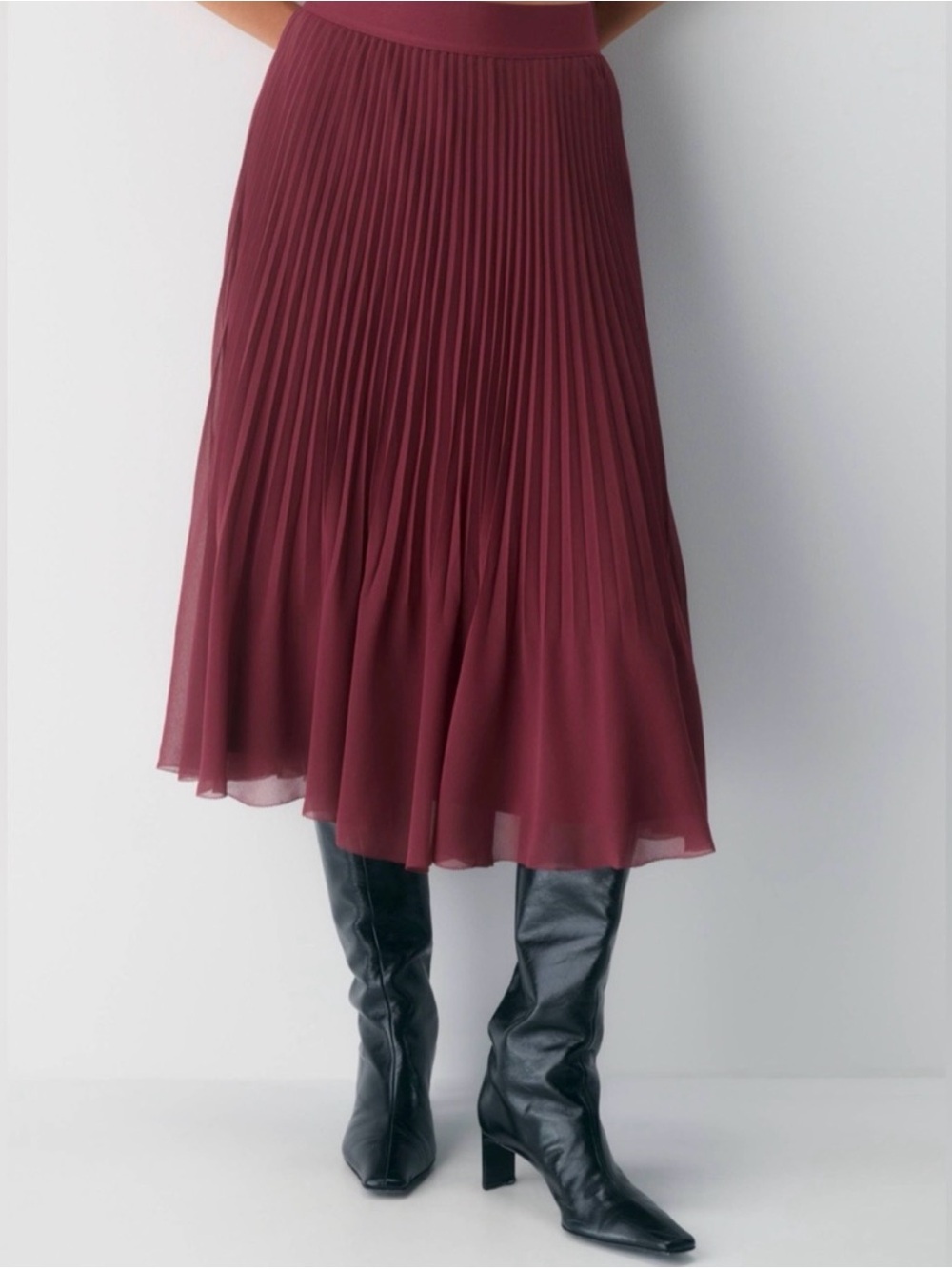 Aritzia Twirl Pleated Skirt in Cordovan